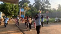 Mahasiswa KKN Posko 11 UIN Walisongo Semarang saat memandu anak-anak Desa Kandri dalam kegiatan senam sehat, pada Sabtu, (13/07/2024). (doc. KKN Posko 11 UIN Walisongo)