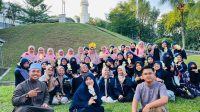 Foto bersama mahasiswa KKN MMK Internasional 2024 UIN Walisongo Semarang dengan Maahad Tahfiz Al-Qur'an Darul Falah Selangor dalam ajang program Kemahiran Amal Islami, (13/7/2024). (doc. KKN MMK Internasional 2024 UIN Walisongo)
