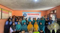 Foto bersama mahasiswa KKN MIT 18 UIN Walisongo posko 121 dan PKK Desa Karangmalang Wetan dalam agenda pertemuan rutin di Balai Desa Karangmalang Wetan, Rabu (10/7/2024). (doc. KKN MIT 18 UIN Walisongo posko 121) Foto bersama mahasiswa KKN MIT 18 UIN Walisongo posko 121 dan PKK Desa Karangmalang Wetan dalam agenda pertemuan rutin di Balai Desa Karangmalang Wetan, Rabu (10/7/2024). (doc. KKN MIT 18 UIN Walisongo posko 121)