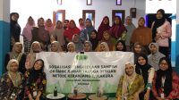 Foto bersama mahasiswa KKN 41 UINSA dengan pemateri dan peserta sosialiasi sosialisasi dan praktik pengolahan sampah organik rumah tangga dengan metode keranjang Takakura di Dusun Karangniongko, Desa Cukurgondang, Minggu (14/7/2024). (doc. KKN 41 UINSA)