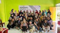 WhatsApp Image 2024-07-16 at 14.00.55 (1) Foto bersama mahasiswa mahasiswa KKN 105 UINSA dan perserta setelah acara pelatihan. (doc. KKN 105 UINSA)