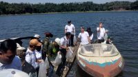 Ribuan benih ikan ditebar di Ranu Segaran. (doc. KKN 118 UINSA)