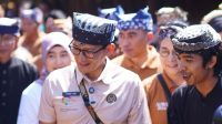 Menteri Pariwisata dan Ekonomi Kreatif (Menparekraf) Sandiaga Salahuddin Uno saat mengunjungi Desa Wisata Adat Osing Kemiren, Kecamatan Glagah, Banyuwangi, Sabtu (13/7/2024). (doc. KKN 128 UINSA)