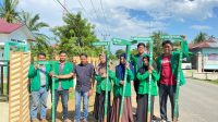 Mahasiswa KKN-PPM Kelompok 8 Unimal saat melakukan pemasangan plang jalan untuk Desa Mancang, Kecamatan Lhoksukon, Kabupaten Aceh Utara. (doc. KKN-PPM Kelompok 8 Universitas Malikussaleh)