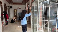 Aksi mahasiswa KKN Posko 10 UIN Walisongo saat melaksanakan aksi bersih-bersih di Masjid Darussalam, Rabu (24/7/2014). (doc. KKN Posko 10 UIN Walisongo)