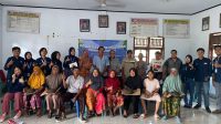 Foto bersama mahasiswa KKN-PMD UNRAM setelah kegiatan sosialisasi dan pelatihan pembuatan biopot di Aula Kantor Desa Sukadana, Senin (29/7/2024). (doc. KKN-PMD UNRAM Desa Sukadana)