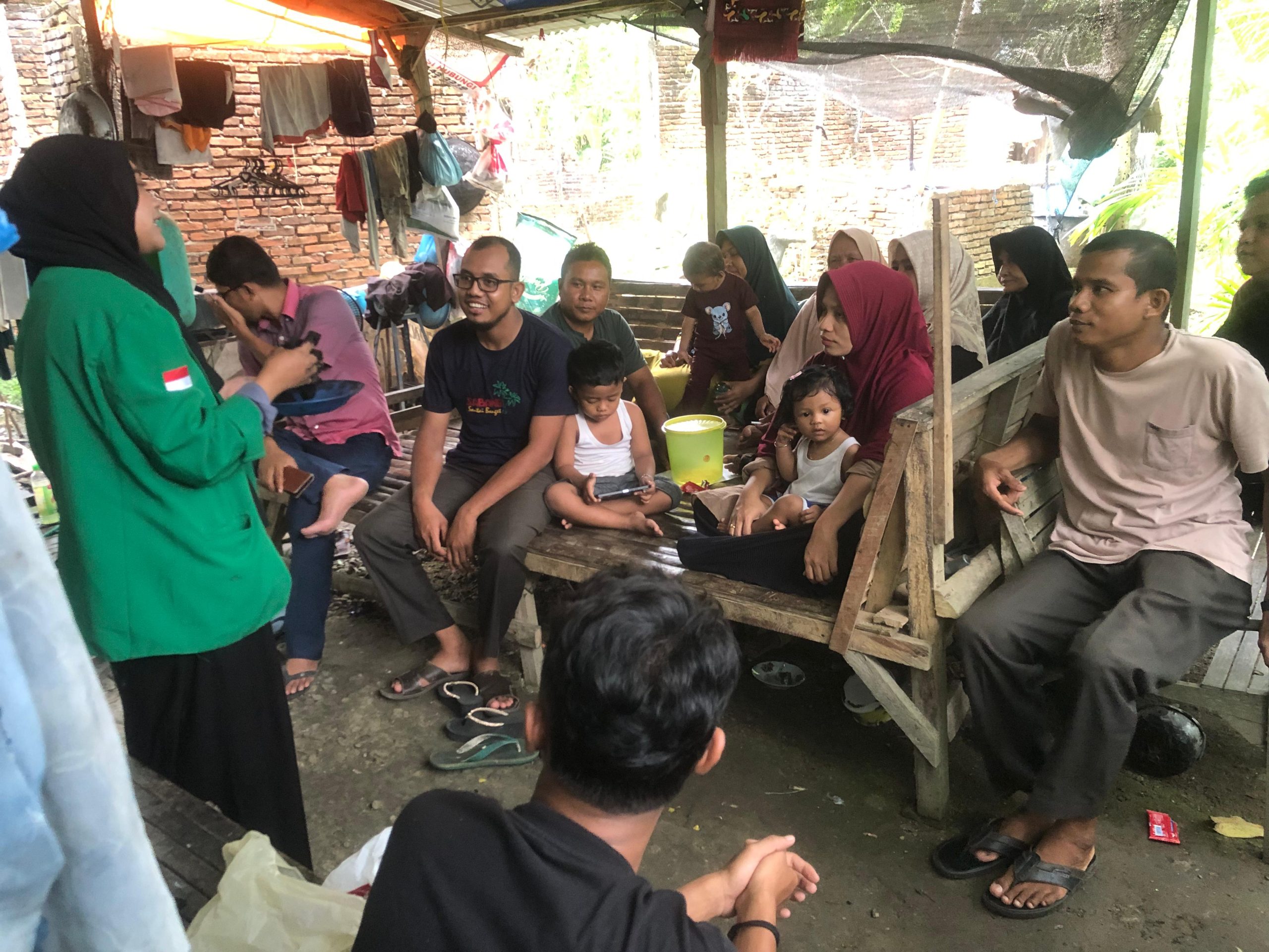 Anggota kelompok KKN-PPM UNIMAL kelompok 28, Sinta Dewi Saragih saat menyampaikan sosialisasi pembuatan briket di Desa Buloh LT, Senin (29/7/2024). (doc. KKN-PPM UNIMAL kelompok 28)
