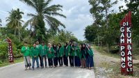 Mahasiswa KKN-PPM 23 Unimal bertofo bersama setelah membangun gapura pembatas jalan di Gampong Kumbang LT. (12/7/2024). (doc. Unimal)