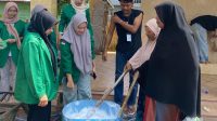 Mahasiswa KKN 09 saat melaksanakan sosialisasi pembuatan sabun cuci piring di Gampong Asan AB, Rabu (17/7/2024). (doc. Ist)