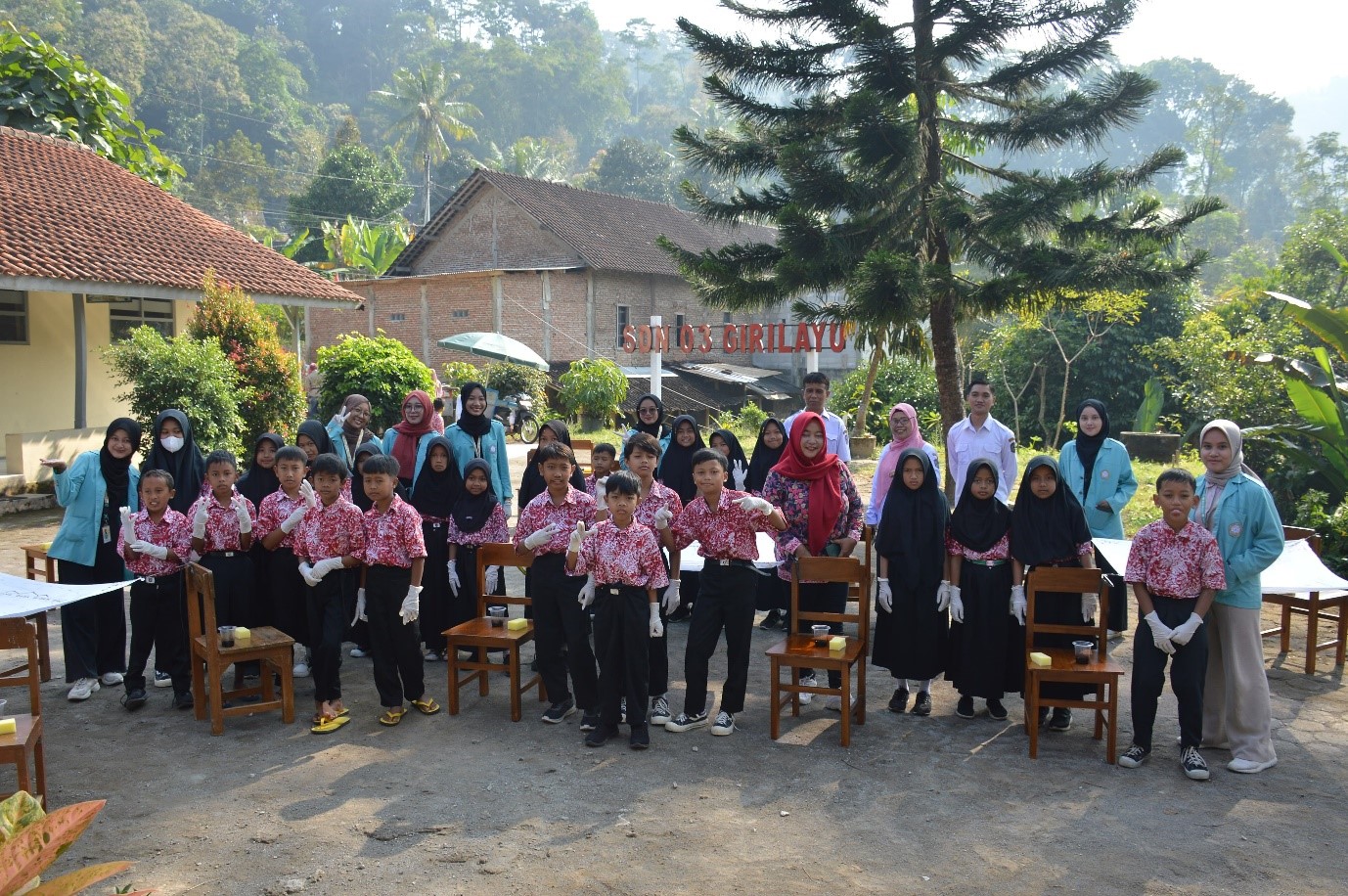 Foto bersama peserta workshop mewarnai taplak batik, (31/07/2024). (doc. Tim Riset Grup KKN Kelompok 73 UNS)