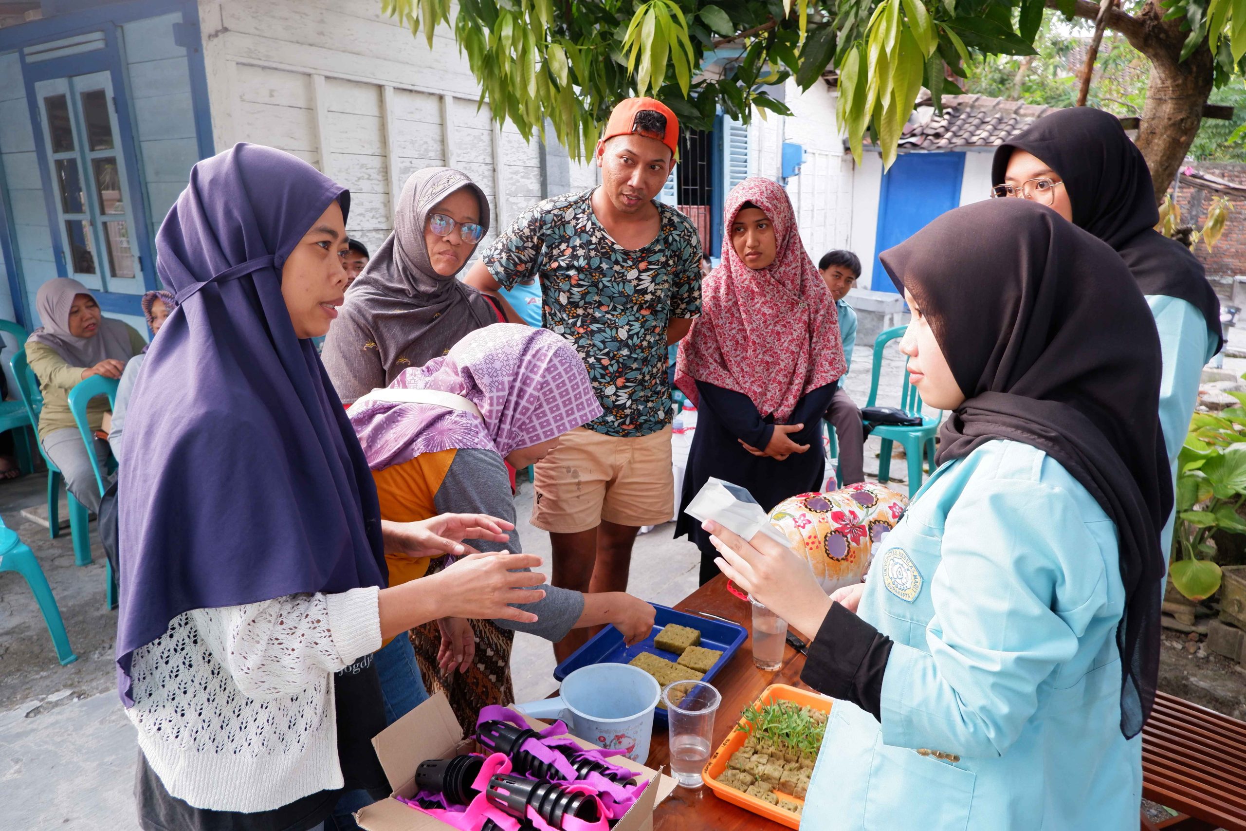 Edukasi dan pelatihan menanam tanaman sayur menggunakan Hidroponik (doc. Kelompok 11 KKN UNS)