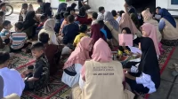 Kegiatan mengajar bahasa Inggris di Surau Kariang, (21/7/2024). (doc. KKN UNAND Nagari Limo Kaum)