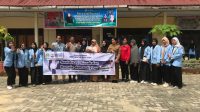 Sesi foto bersama mahasiswa Kukerta MBKM UNRI dengan Bhabinkamtibmas Desa Mekar Jaya, Bripka Donal Arifandi, para guru setelah sosialisasi bertema "Kenakalan Remaja dan Bullying," untuk mengedukasi siswa-siswi di SMPN 4 Pangkalan Kerinci, Kabupaten Pelalawan, Provinsi Riau (13/8/2024). (doc. Kukerta MBKM UNRI)