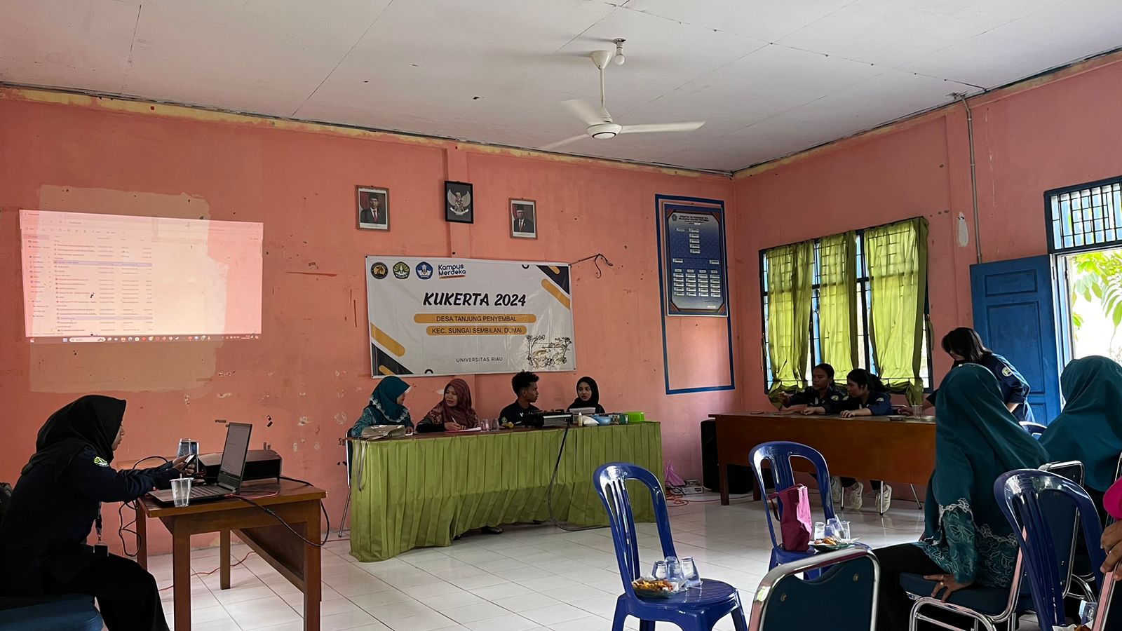 Pemaparan Materi Pengolahan Limbah Minyak Jelantah Menjadi Lilin Aromaterapi. (doc. Kukerta UNRI)