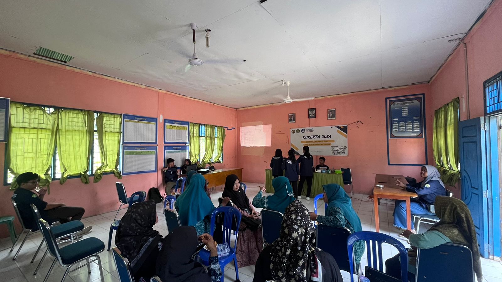 Praktik Pelatihan Pengolahan Limbah Minyak Jelantah Menjadi Lilin Aromaterapi. (doc. Kukerta UNRI)