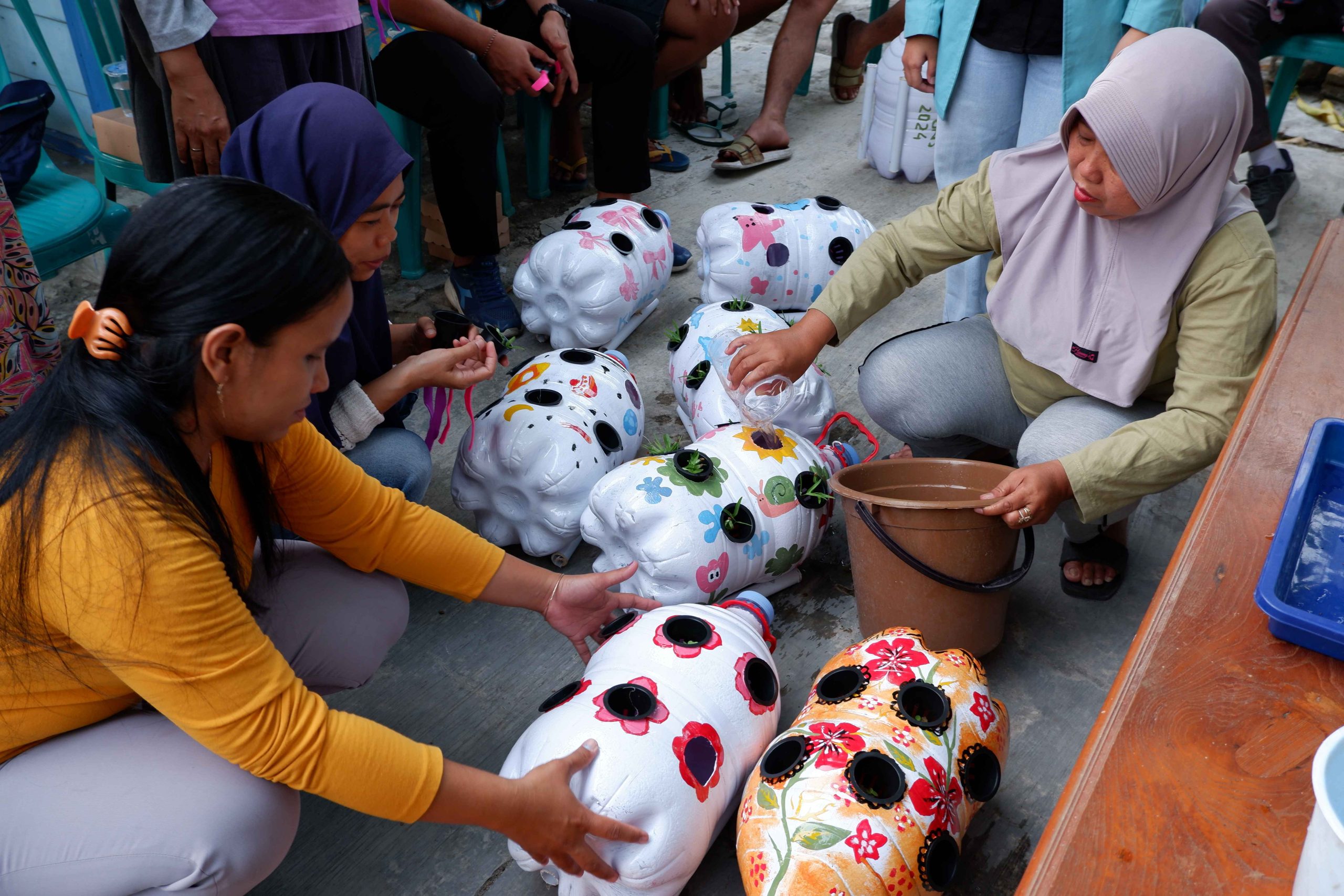 Pembuatan instalasi Hidroponik sederhana dari galon bekas. (doc. Kelompok 11 KKN UNS)