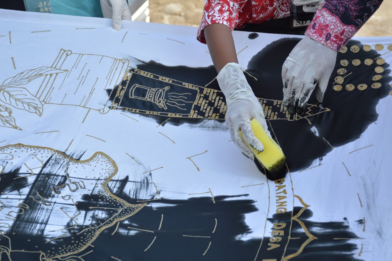 Proses mewarnai taplak batik, (31/07/2024). (doc. Tim Riset Grup KKN Kelompok 73 UNS)