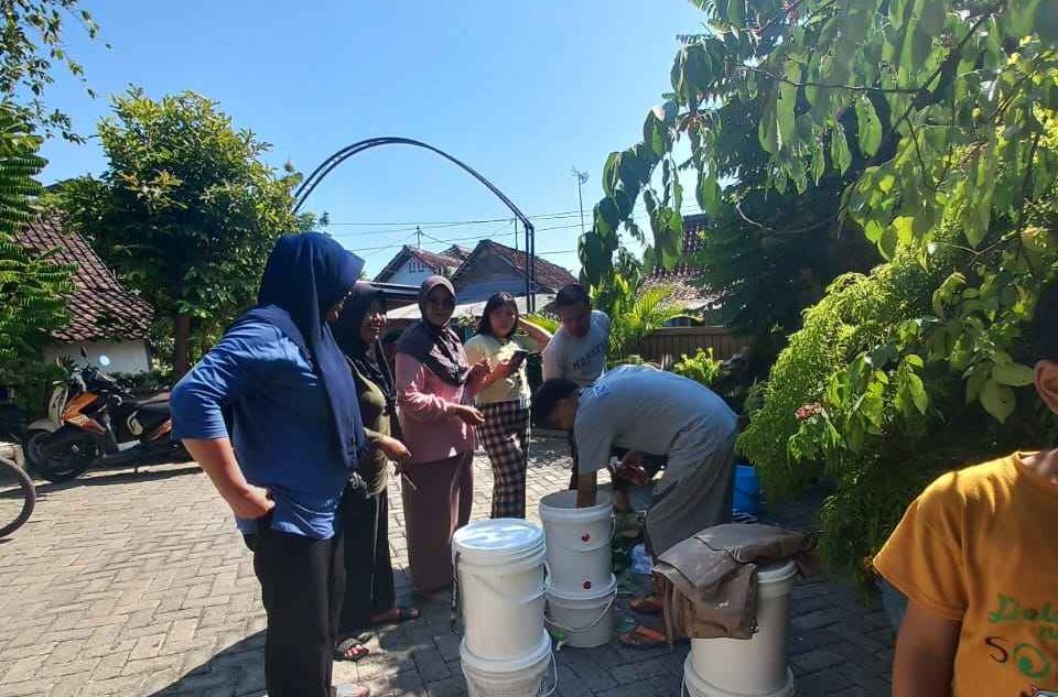 Praktik pembuatan pupuk kompos. (doc. Kelompok 11 KKN UNS)