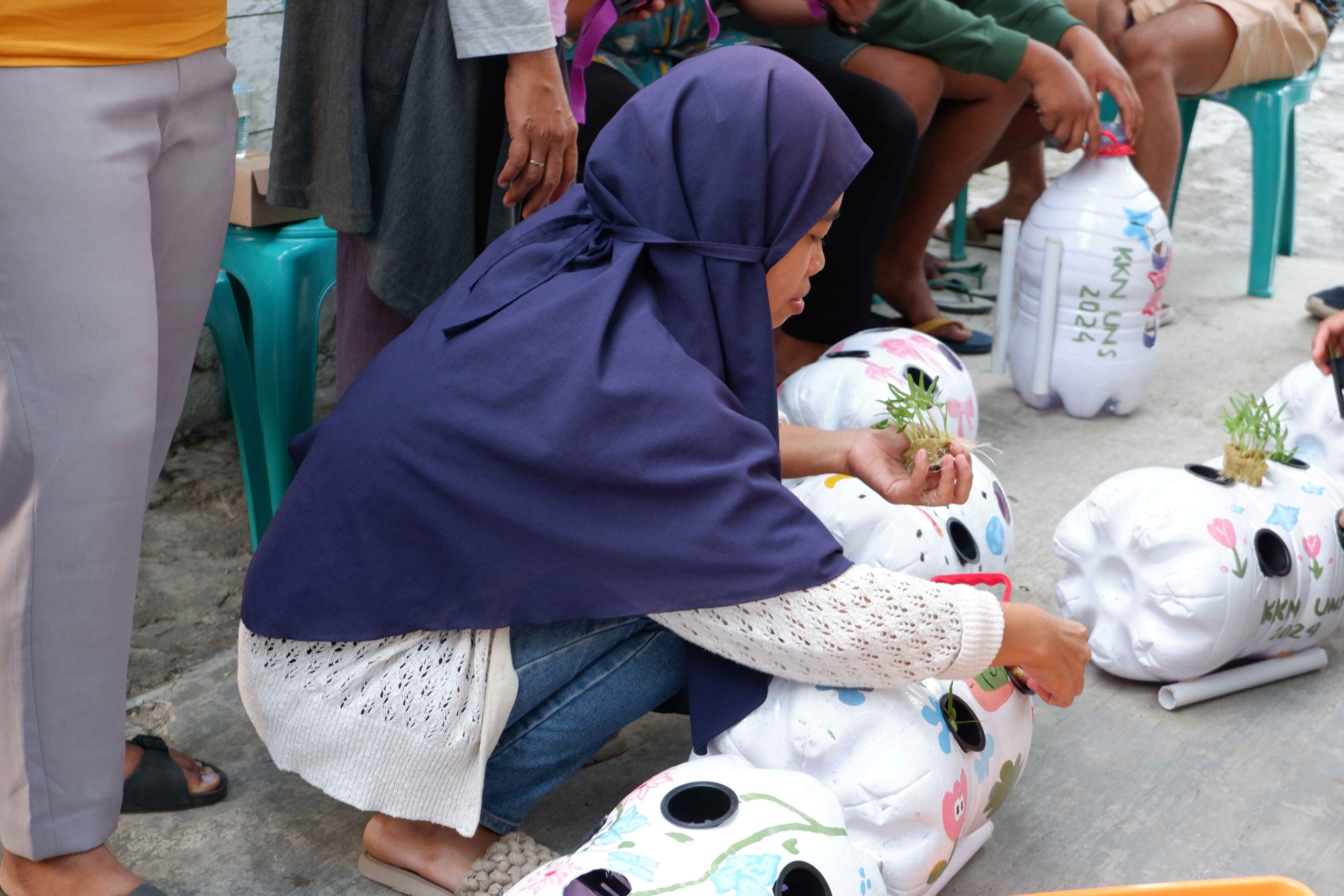 Praktik penanaman tanaman sayur dengan metode Hidroponik (doc. Kelompok 11 KKN UNS)