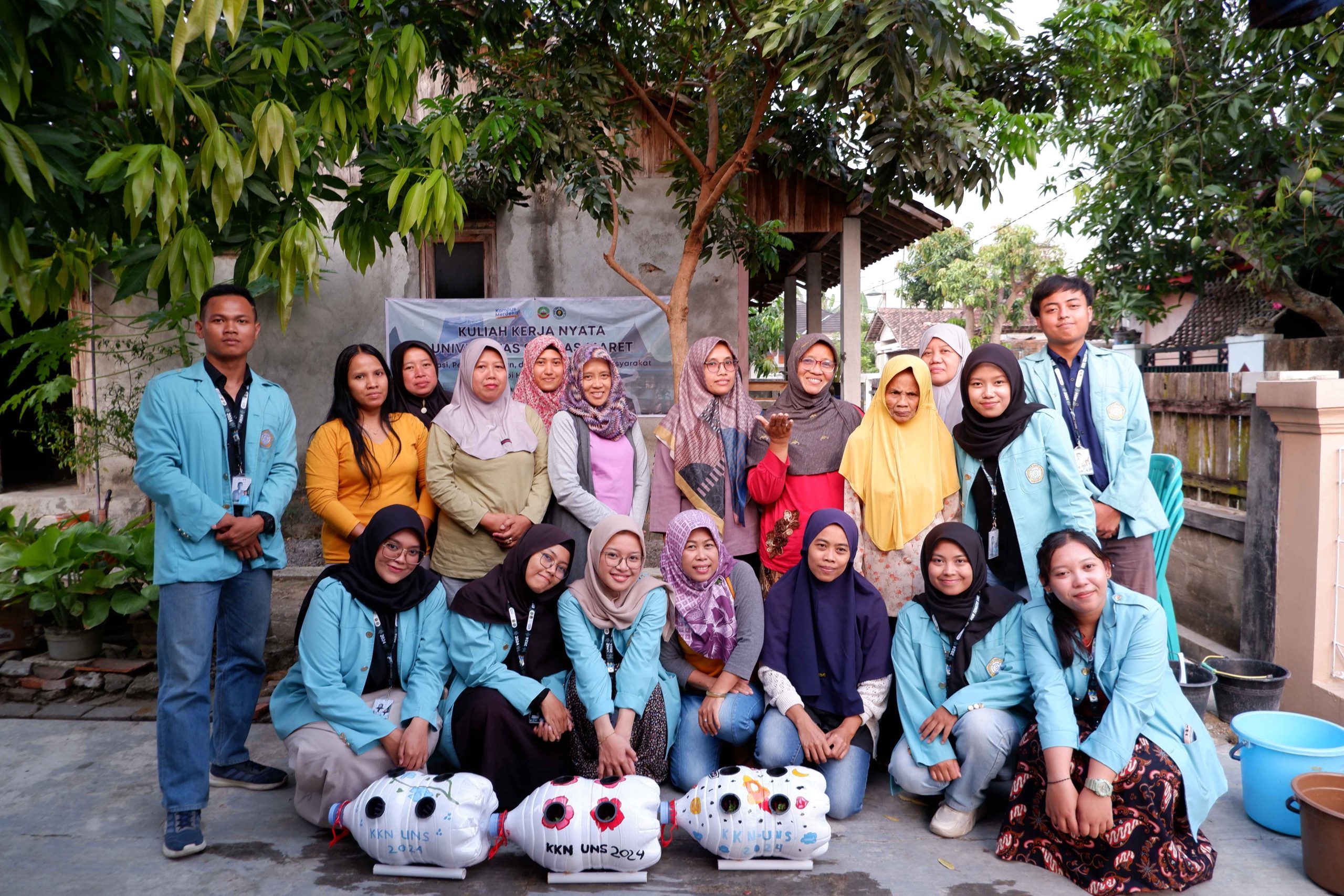 Foto bersama dengan peserta pelatihan Hidroponik. (doc. Kelompok 11 KKN UNS)