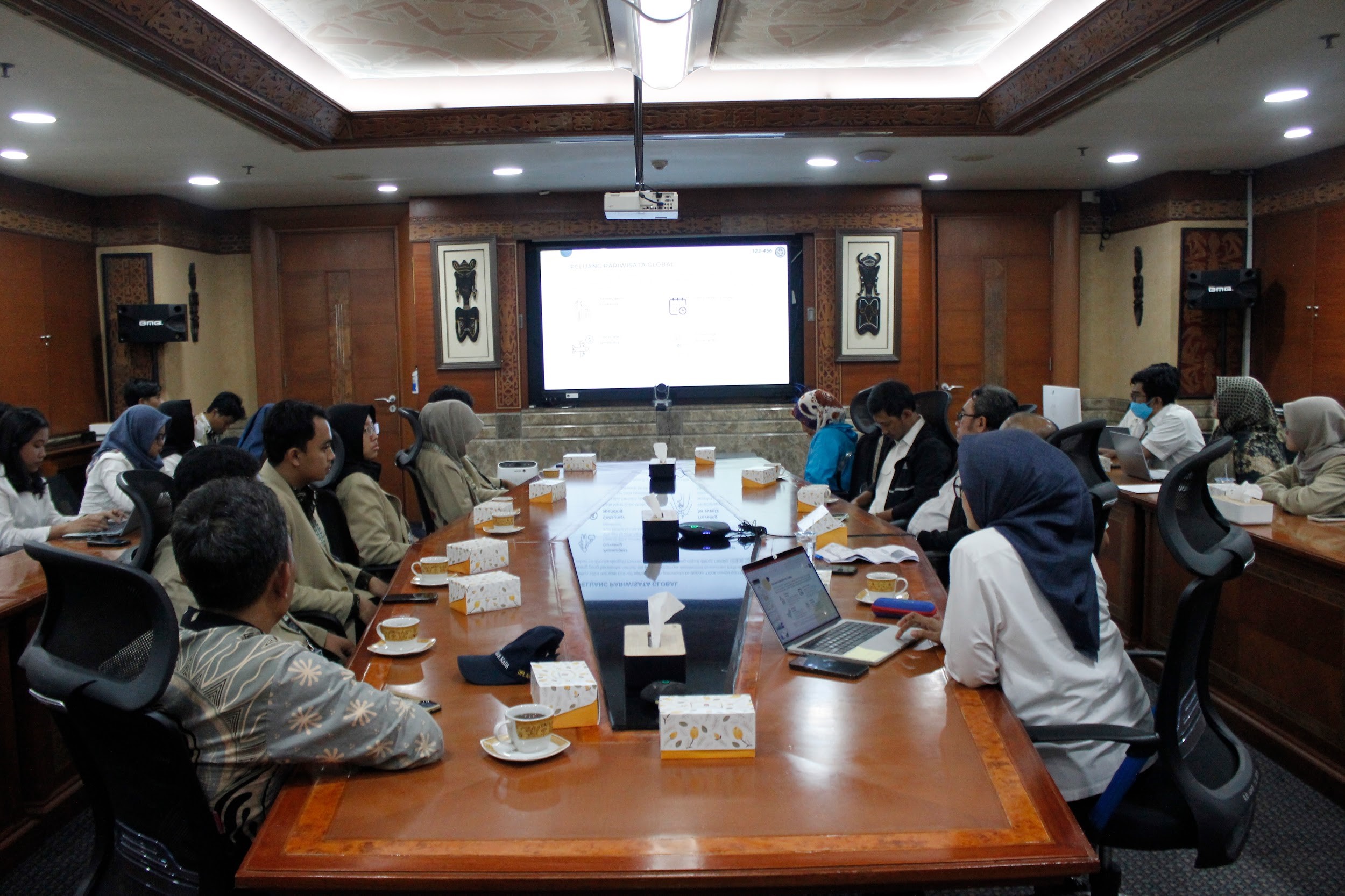 BEM KM UGM saat memaparkan program Penanaman TOGA PPK Ormawa dalam sarasehan bersama Sekretaris Jendral Kemenparekraf di Jakarta. (doc. PPK Ormawa BEM KM UGM)
