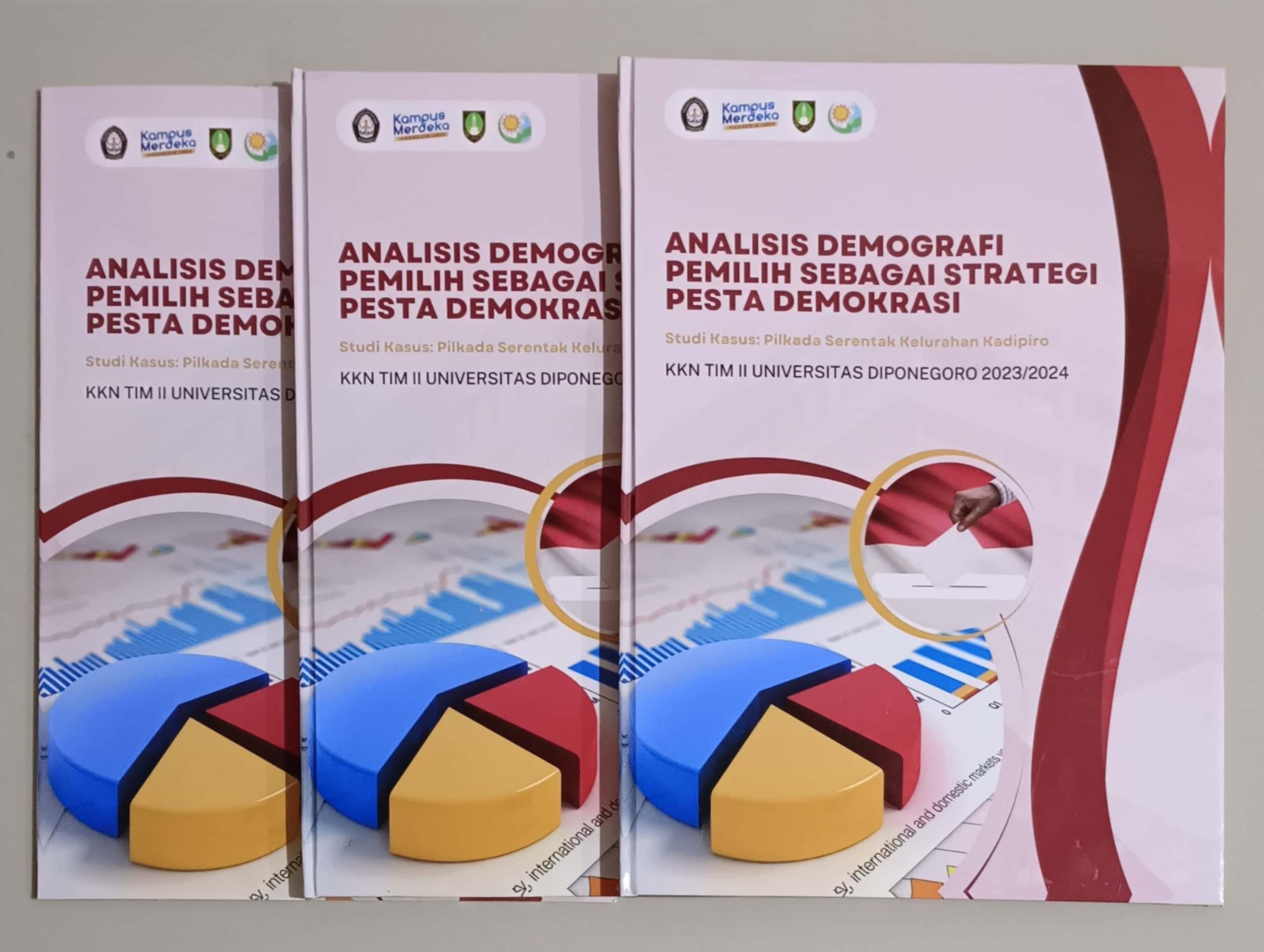 Buku hasil pengolahan data KKN Tim II Universitas Diponegoro Analisis Demografi Pemilih Pilkada Kelurahan Kadipiro. (doc. Pribadi)
