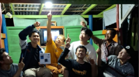 Dokumentasi pemberi edukasi dan pemasangan lampu berbasis panel surya di pos ronda. (doc. Pribadi) Dokumentasi pemberi edukasi dan pemasangan lampu berbasis panel surya di pos ronda. (doc. Pribadi)