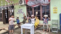 Foto anak-anak di Pojok Baca History. (doc. Kukerta MBKM UNRI)