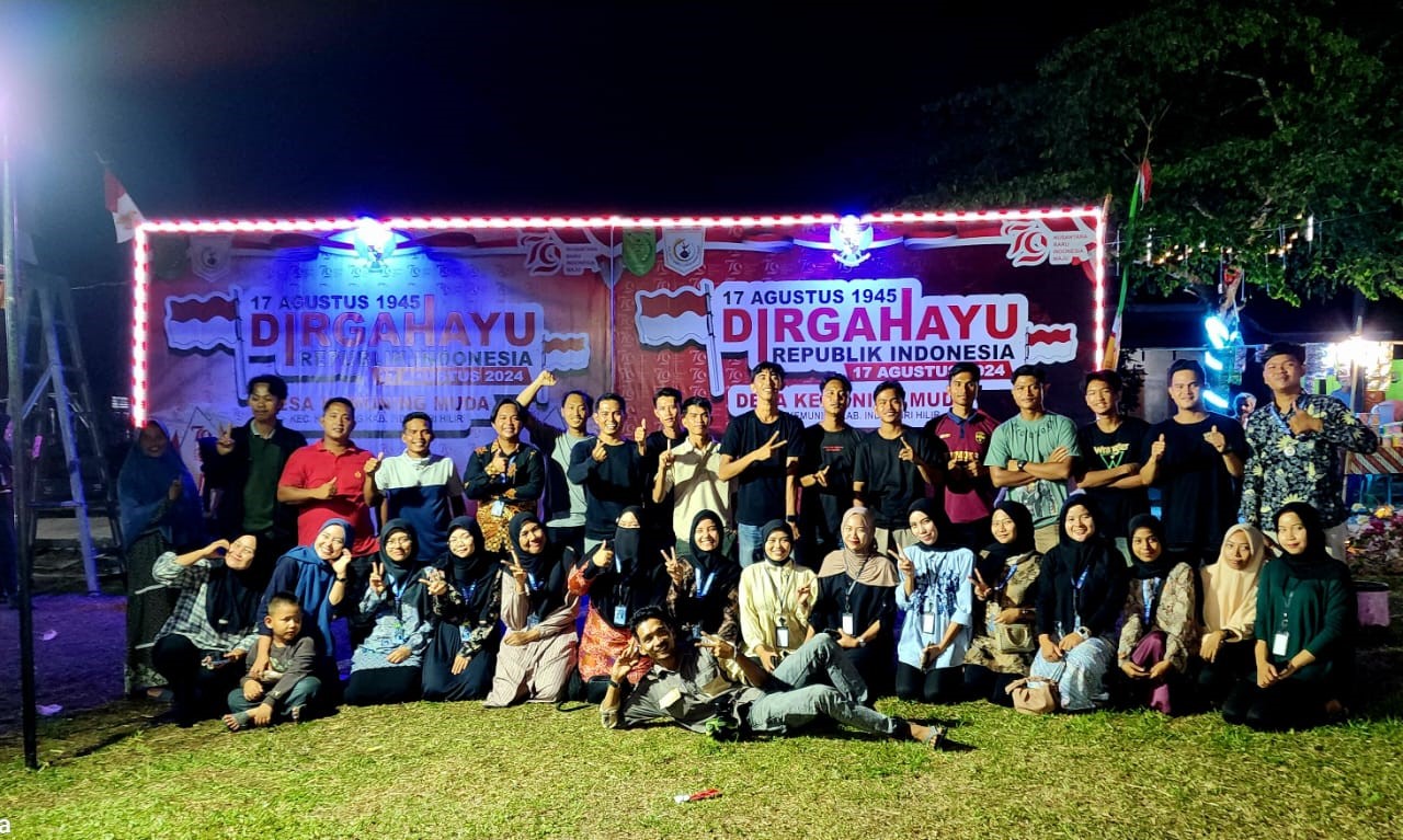 Foto bersama Mahasiswa Kukerta UNRI dengan Perangkat Desa serta Pemuda Desa Kemuning Muda. (doc. Kukerta UNRI)