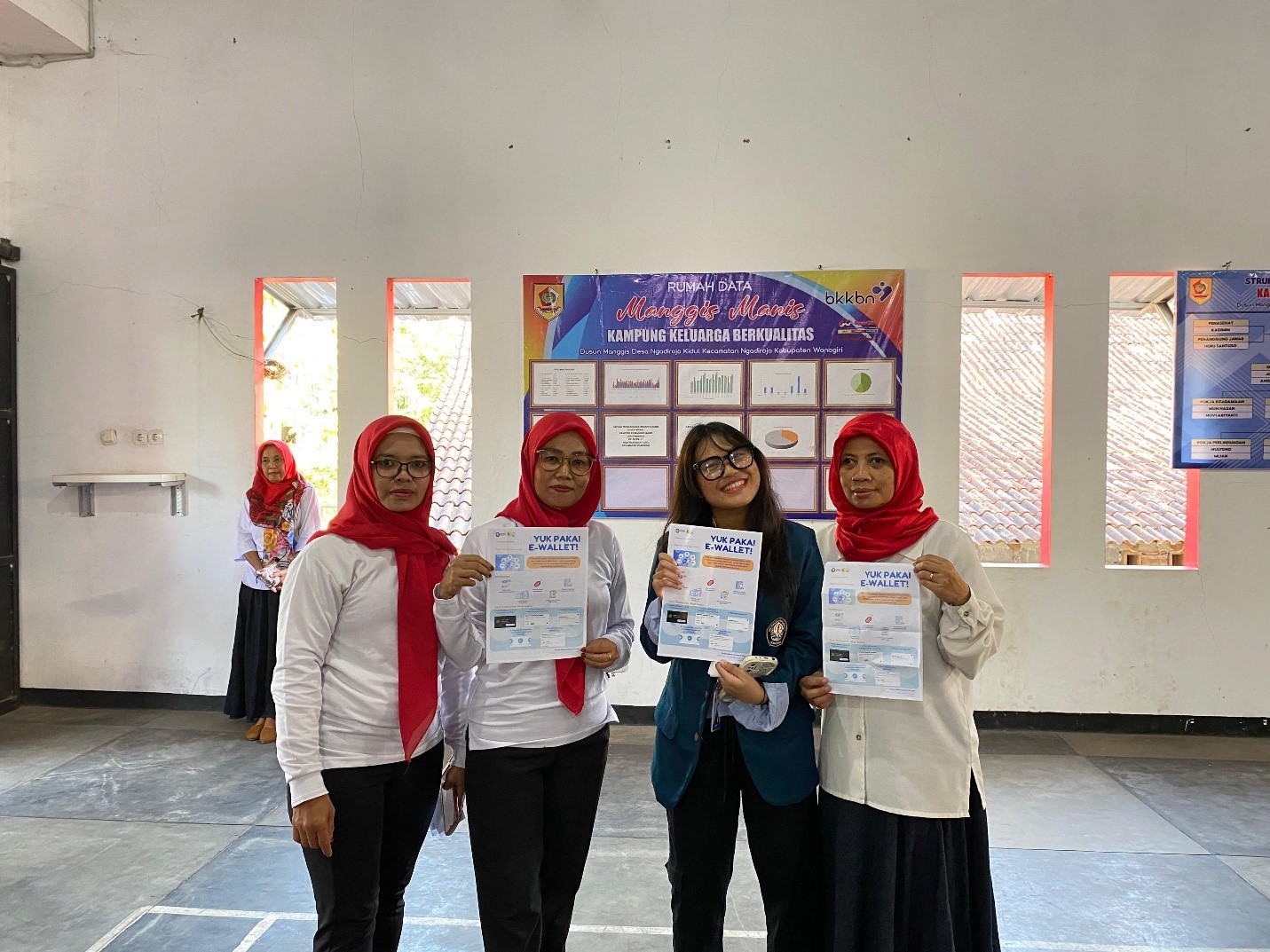 Foto bersama mahasiswa KKN UNDIP dengan peserta setelah kegiatan edukasi pemanfaatan dompet digital. (doc. Pribadi)