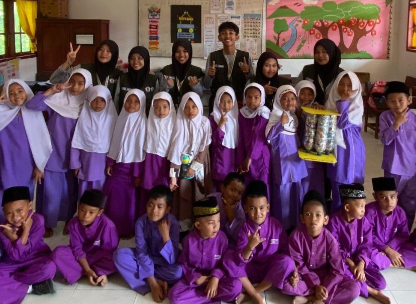 Foto bersama murid SDN 003 Sungai Guntung Tengah. (doc. Kukerta MBKM UNRI)