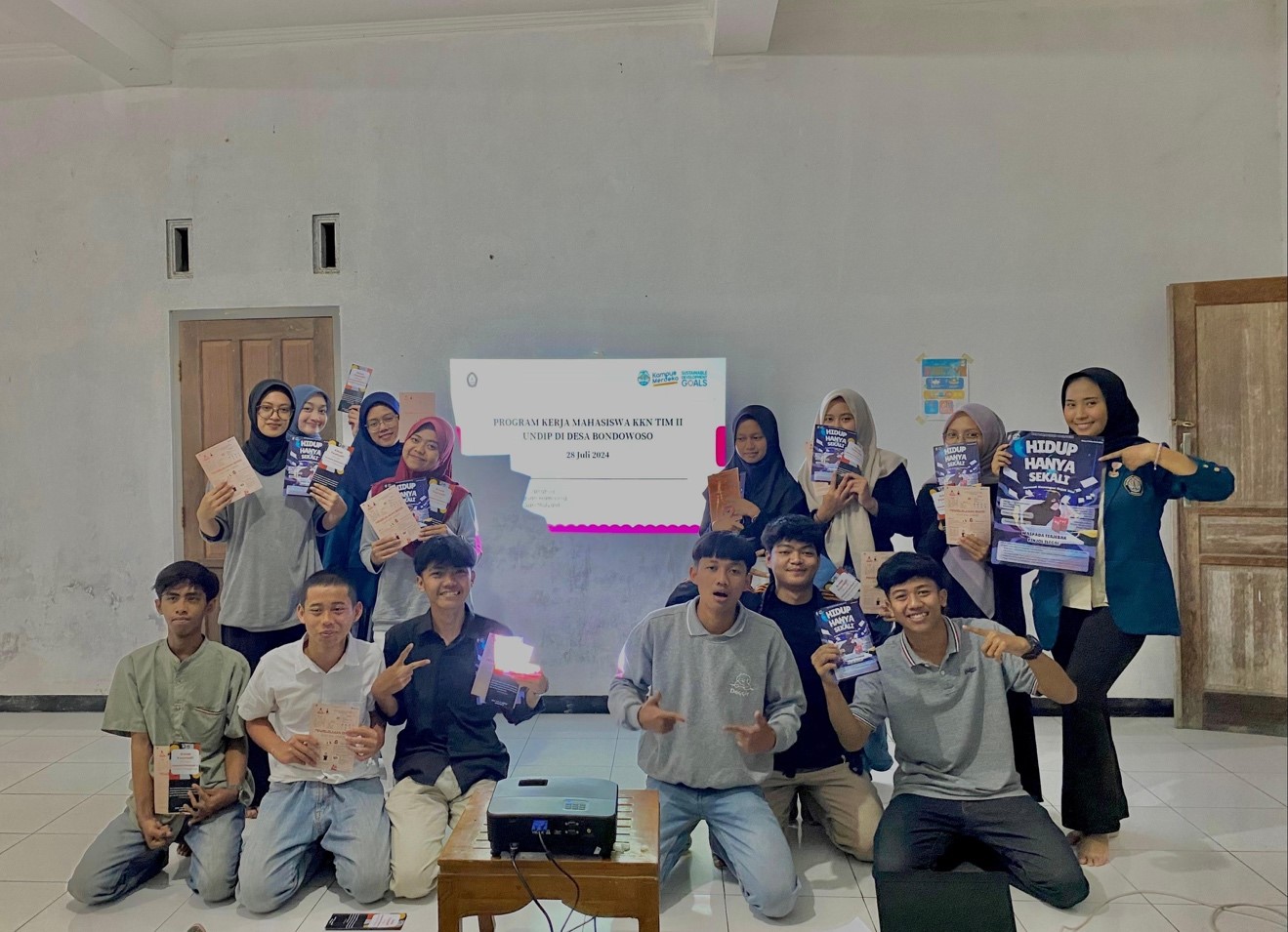 Foto bersama remaja Desa Bondowoso. (doc. Pribadi)