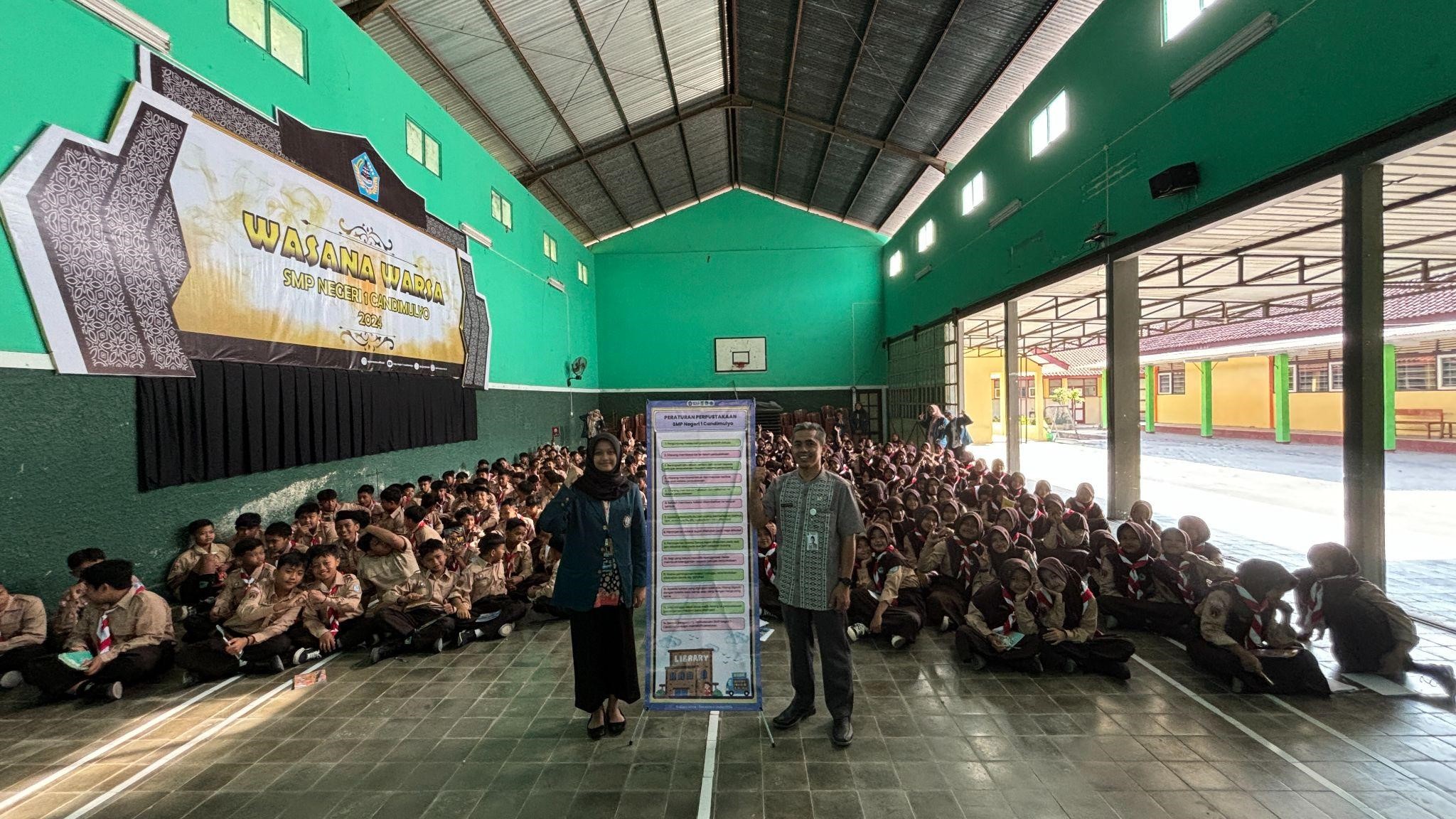 Foto bersama sekaligus penyerahan banner peraturan perpustakaan. (doc. Pribadi)