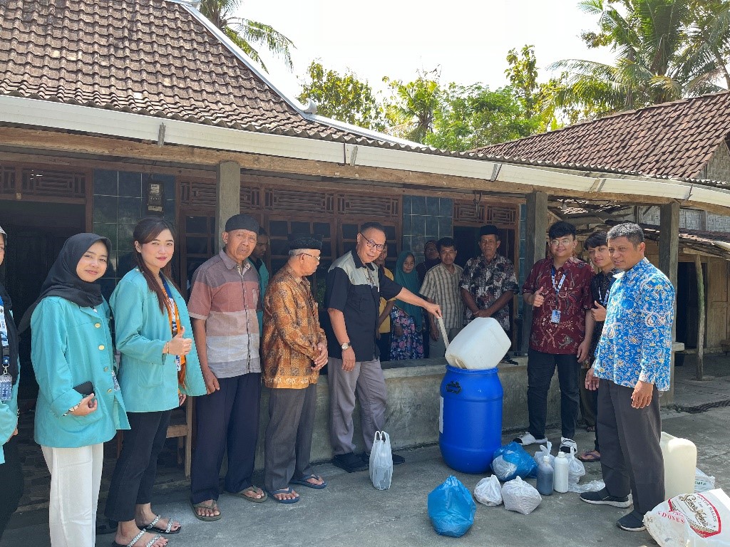 Foto pelaksanaan pembuatan pupuk cair dari urine sapi bersama narasumber dan warga. (doc. KKN 48 UNS)