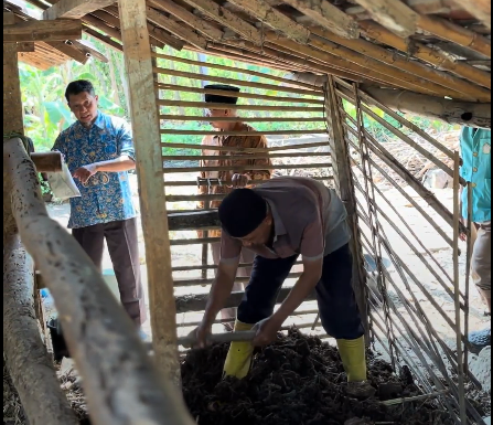 Foto pelaksanaan pembuatan pupuk padat dari kotoran sapi. (doc. KKN 48 UNS)