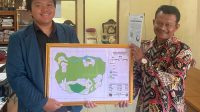 Foto penyerahan peta infrastruktur desa oleh Mahasiswa KKN Undip kepada Kepala Desa Banyakprodo. (doc. Pribadi)