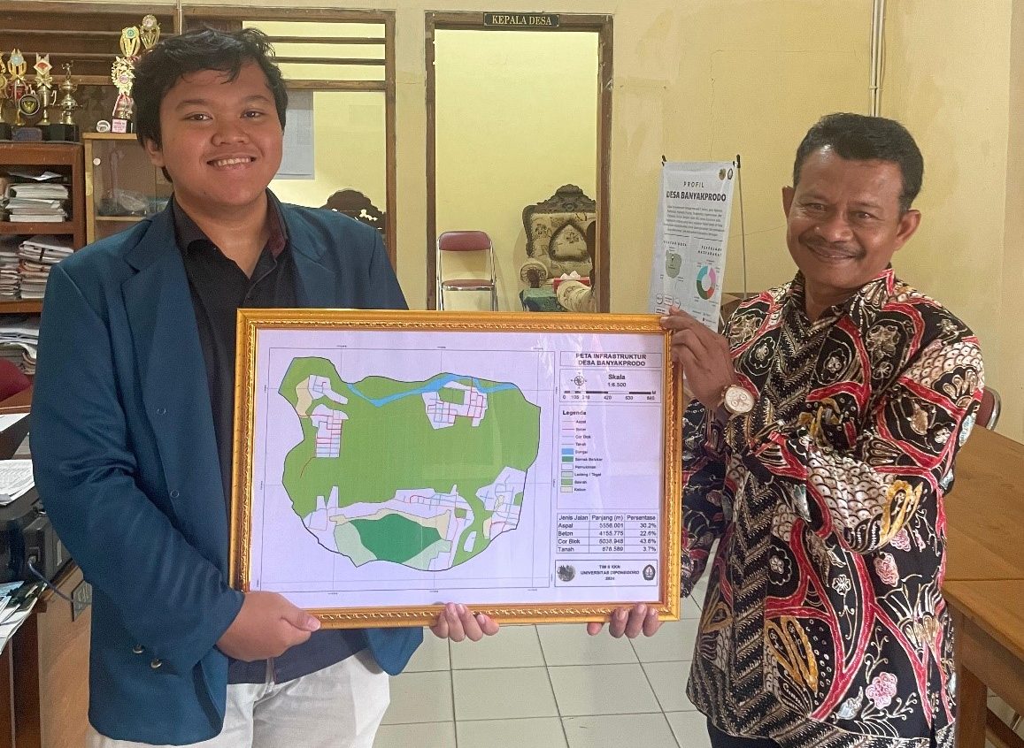 Foto penyerahan peta infrastruktur desa oleh Mahasiswa KKN Undip kepada Kepala Desa Banyakprodo. (doc. Pribadi)