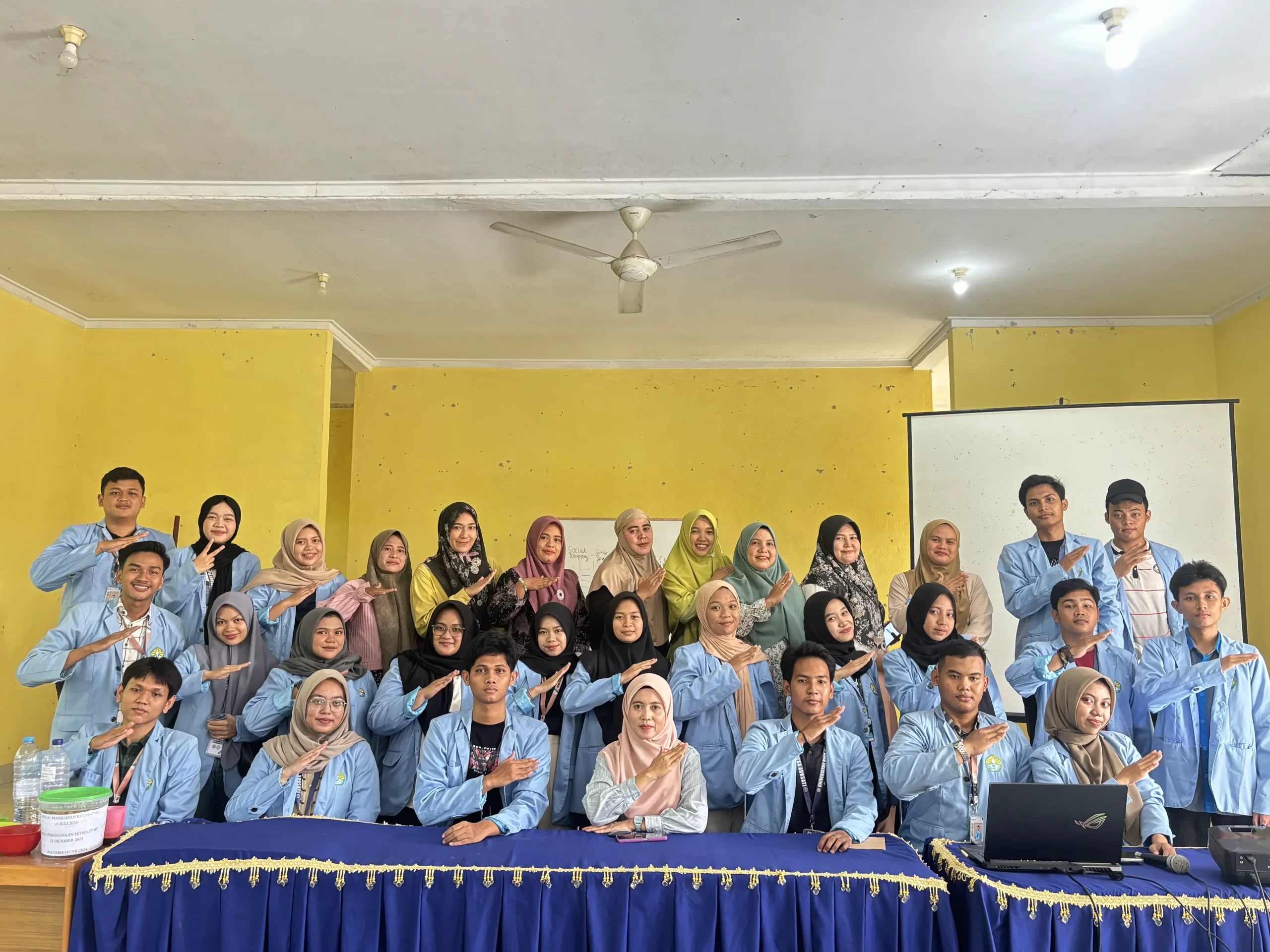 Sesi foto bersama setelah kegiatan kegiatan workshop dan sosialisasi bertema "Pemanfaatan Limbah Rumah Tangga dan Biopori" di Desa Aur Sati. (doc. Pribadi)