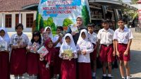 Foto bersama setelah memperkenalkan dan menghadirkan “MBAK MARSINI” kepada wali murid, mobil Perpustakaan Keliling Kabupaten Klaten. (doc. Pribadi)