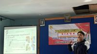 Pemaparan materi Langkah mitigasi kepada anak remaja Desa Bumiharjo oleh Mahasiswa KKN UNDIP. (doc. Pribadi) Pemaparan materi Langkah mitigasi kepada anak remaja Desa Bumiharjo oleh Mahasiswa KKN UNDIP. (doc. Pribadi)
