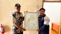 Pemberian Peta Administrasi Desa Bumiharjo Kepada Kepala Desa. (doc. Pribadi)