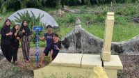 Penampakan setelah diadakan gotong royong pembersihan makam dan Pemasangan plang Informasi. (doc. Kelompok 09 Pend. Sejarah Kukerta MBKM Universitas Riau)