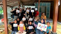 Foto bersama setelah menggelar kegiatan edukasi memahami peta Provinsi Jawa Tengah melalui permainan puzzle oleh mahasiswa KKN UNDIP bersama anak-anak dan remaja Desa Tanjungan. (doc. Pribadi)