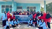 Sesi foto bersama antara ibu-ibu BKL dan mahasiswa Kukerta MBKM UNRI. (Kukerta MBKM UNRI Kelurahan Sekar Mawar) Sesi foto bersama antara ibu-ibu BKL dan mahasiswa Kukerta MBKM UNRI. (Kukerta MBKM UNRI Kelurahan Sekar Mawar)