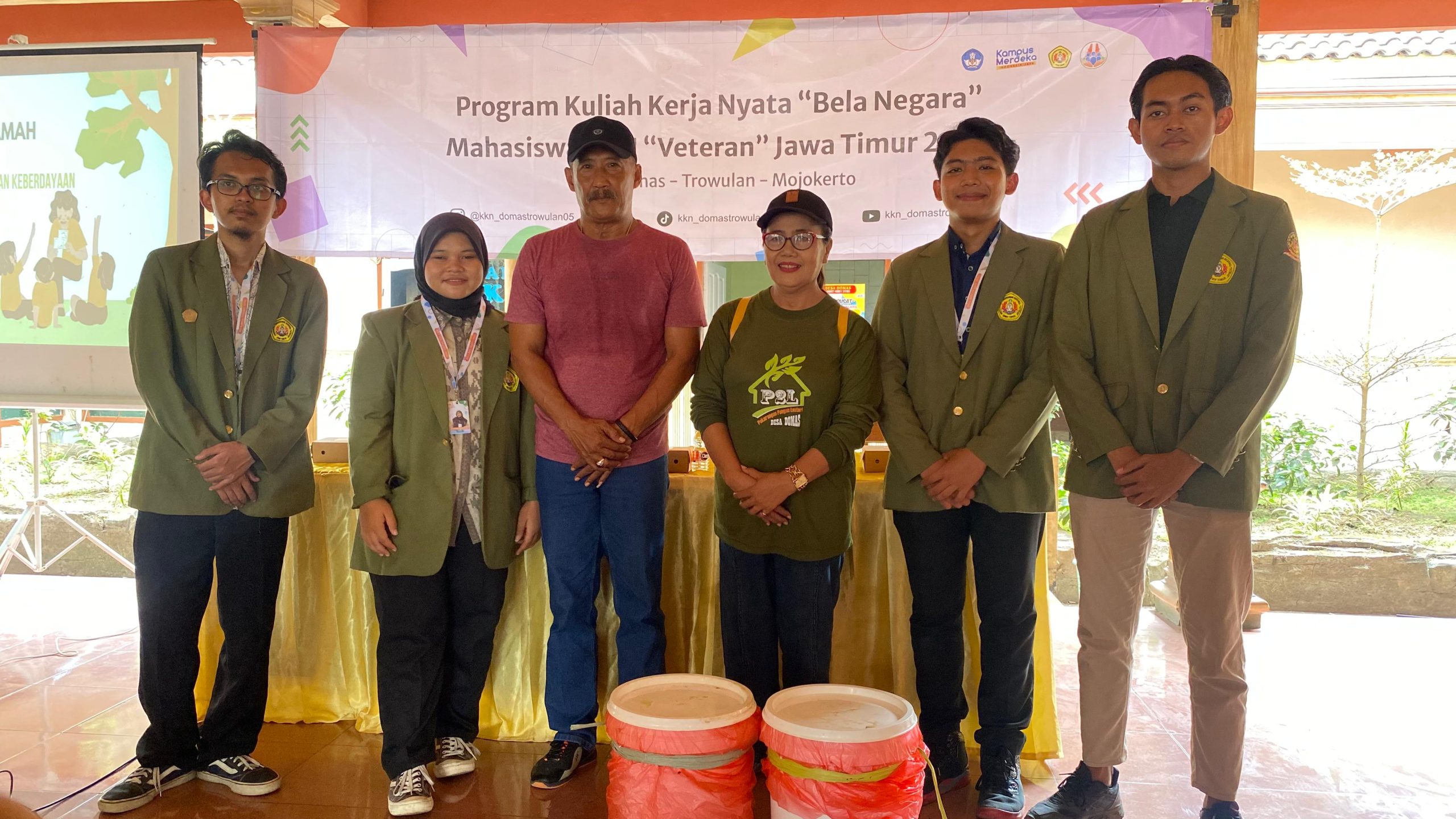 Foto Penyerahan Kompos Organik "Puskoraling". (doc. KKN Tematik Bela Negara Kelompok 5)