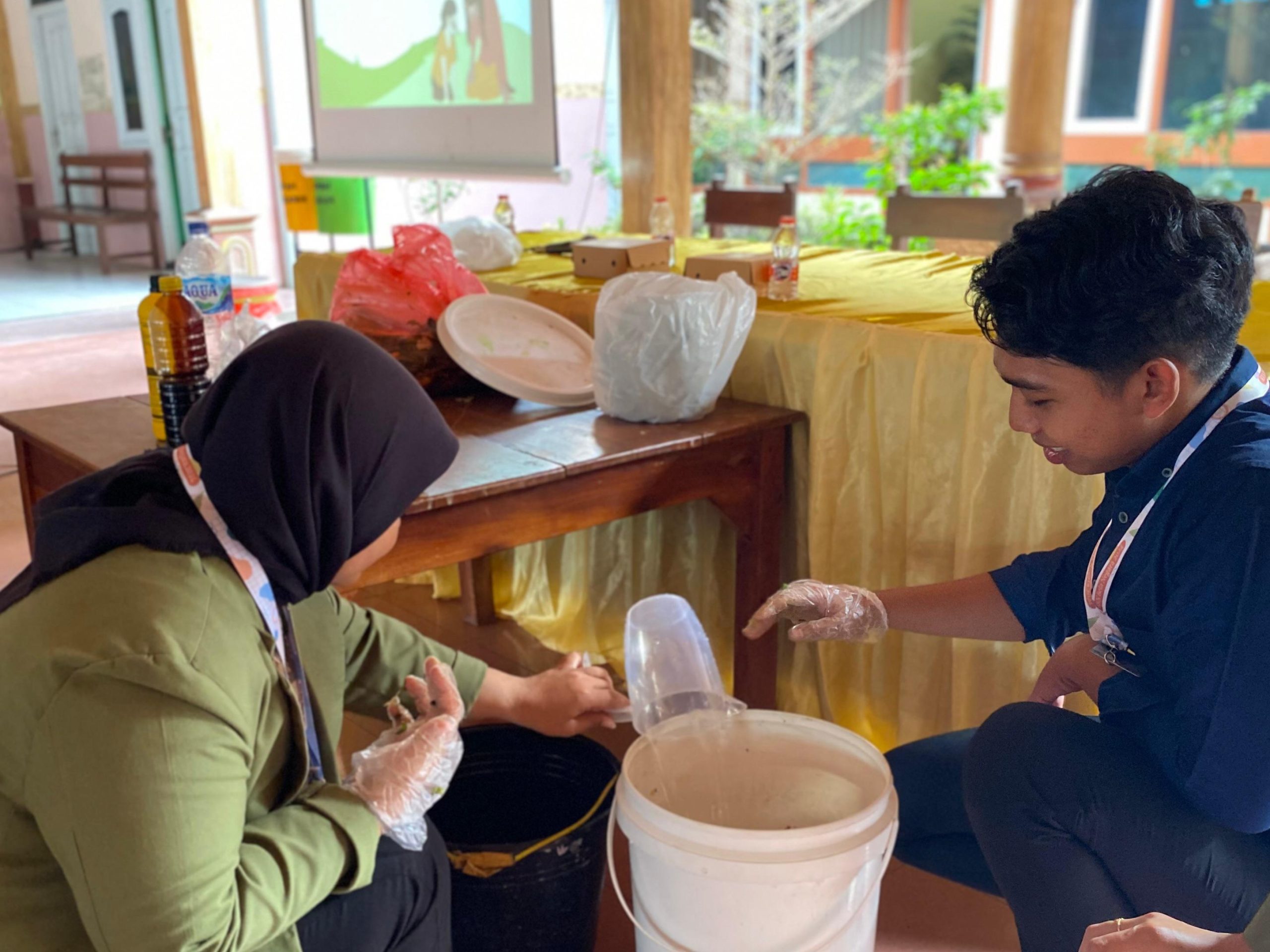 Foto Demonstrasi Pembuatan Kompos Organik "Puskoraling". (doc. KKN Tematik Bela Negara Kelompok 5)