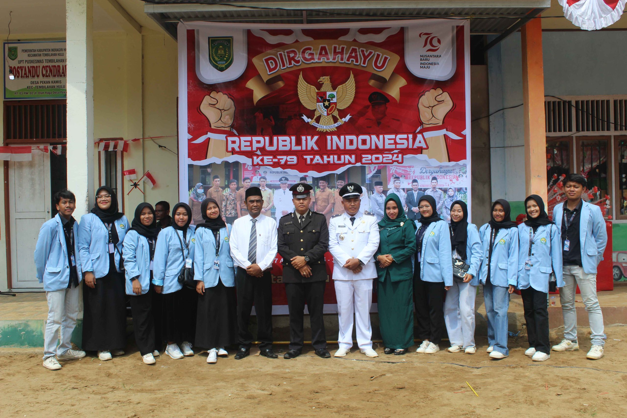 Sesi foto bersama mahasiswa KKN Universitas Riau (UNRI, dengan Pemerintah Desa. (doc. KKN UNRI)