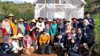 Sesi foto bersama kelompok 85 KKN-PPM UMBY dan KWT "Mekar Tani" Dukuh Plebengan Kidul, Kalurahan Candirejo, di Green House setelah pelaksanaan sosialisasi dan persiapan media tanam. (doc. kelompok 85 KKN-PPM UMBY)