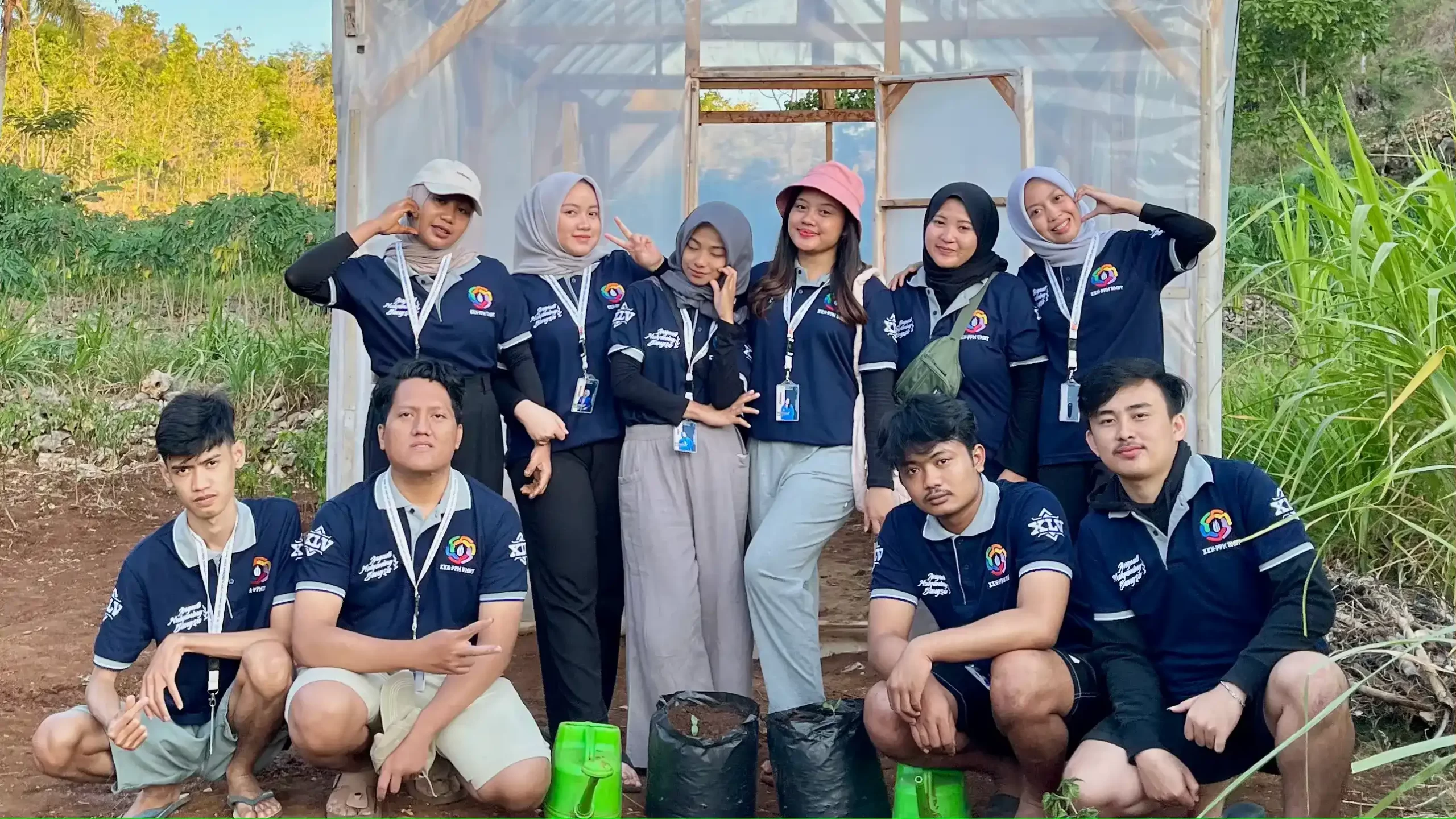 Sesi foto bersama kelompok 85 KKN-PPM UMBY setelah penanaman bibit semai. (doc. kelompok 85 KKN-PPM UMBY)