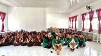 Foto bersama mahasiswa KKN UNAND Lubuk Gadang Timur dengan Siswa-siswi SMPN 29 Solok Selatan setelah kegiatan sosialisasi Kenakalan Remaja Dan Bahaya Narkoba. (doc. KKN UNAND Lubuk Gadang Timur)